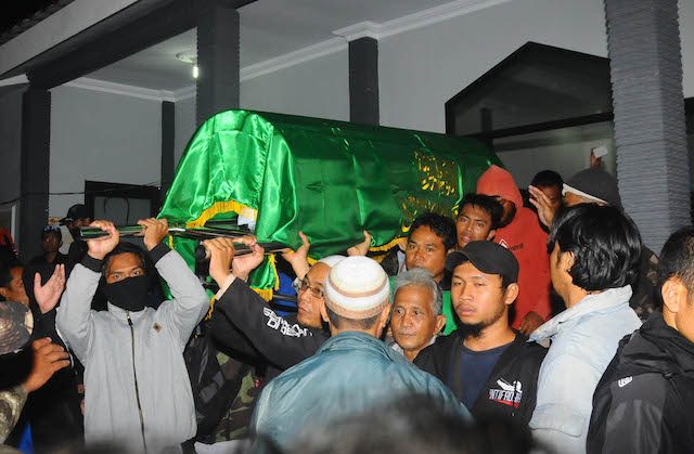 TEWAS SAAT DIPERIKSA. Sejumlah kerabat dan warga mengangkat keranda jenazah Siyono terduga teroris setelah disalatkan di Brengkungan, Cawas, Klaten, Jawa Tengah, pada 13 Maret 2016. Foto oleh Aloysius Jarot Nugroho/Antara    