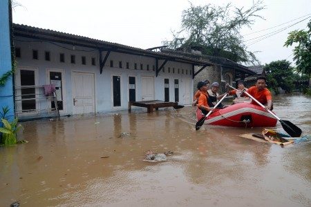 Petugas BPBD Kota Tangsel mengevakuasi warga saat banjir melanda kawasan Perumahan Kampung Bulak, Pondok Aren, Kota Tangerang Selatan, Banten, Selasa (21/2). Foto oleh Nunung Purnomo/ANTARA 