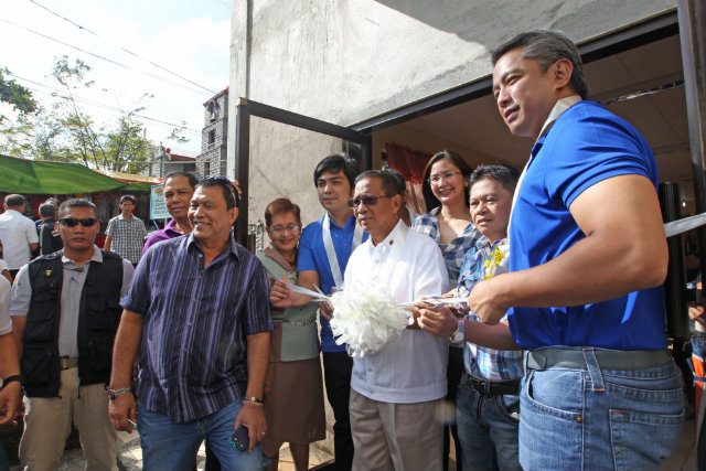 PROVINCIAL TOUR. Vice President Jejomar Binay tours Cavite alongside his spokesman, Cavite Governor Jonvic Remulla. File photo from the Office of the Vice President