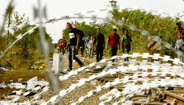 Migrants head for Croatia to avoid Hungarian fence