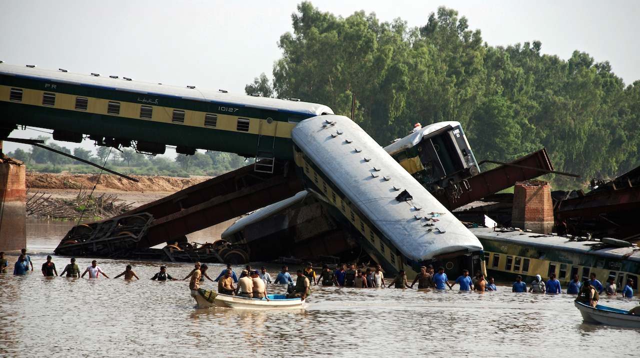 Death toll from Pakistan train accident rises to 17 – army