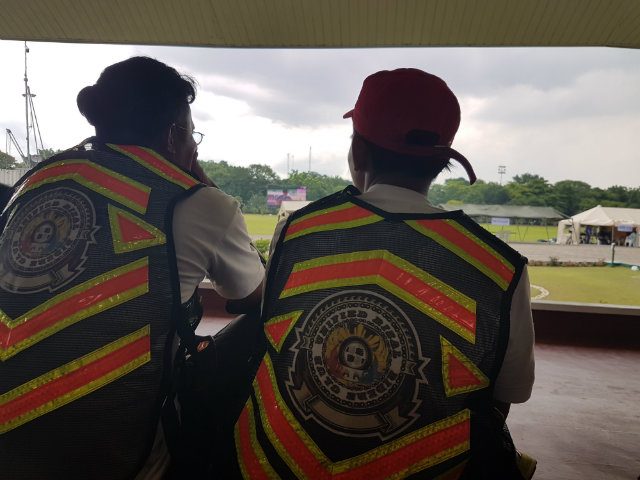 BARKADA. Two members of the Unified Rizal Riders Club share the hobby of riding and eventually give back to the community.
Photo by Pocholo Espina / Rappler  