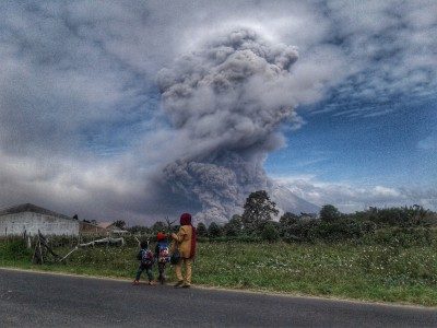 Warga melihat Gunung Sinabung menyemburkan material vulkanik saat erupsi, di Karo, Sumatera Utara, Rabu (2/8). Foto oleh Maz Yons/ANTARA 