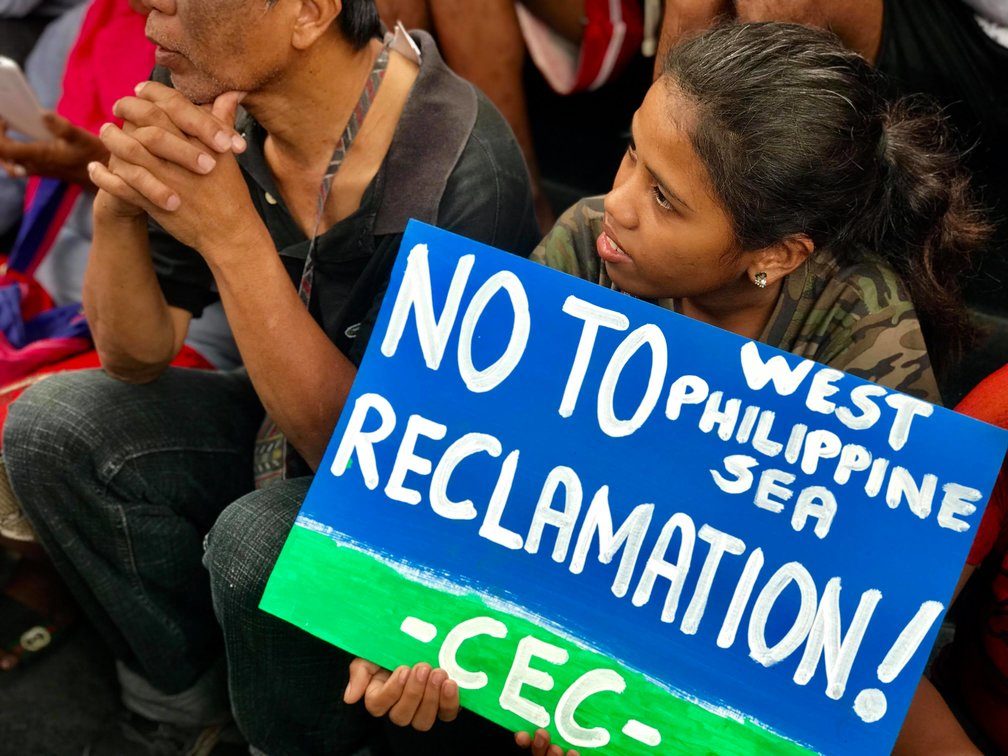 HOPEFUL. 20-year-old Memar Doroteo from the Dumagat tribe listens to speakers at the protest in Makati City. Photo by Kurt Dela Peña/Rappler.com 