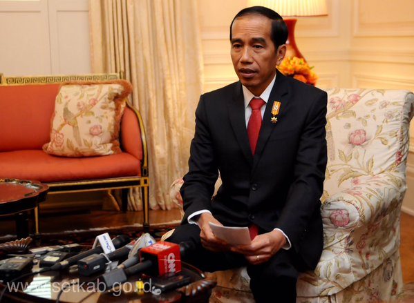 JOKO WIDODO. Presiden Jokowi saat berikan keterangan pers perihal kebatalannya mengunjungi San Francisco, 26 Oktober 2015. Dalam lawatannya ke Amerika Serikat, Jokowi menyatakan kesiapan Indonesia bergabung TPP. Foto dari setkab.go.id 