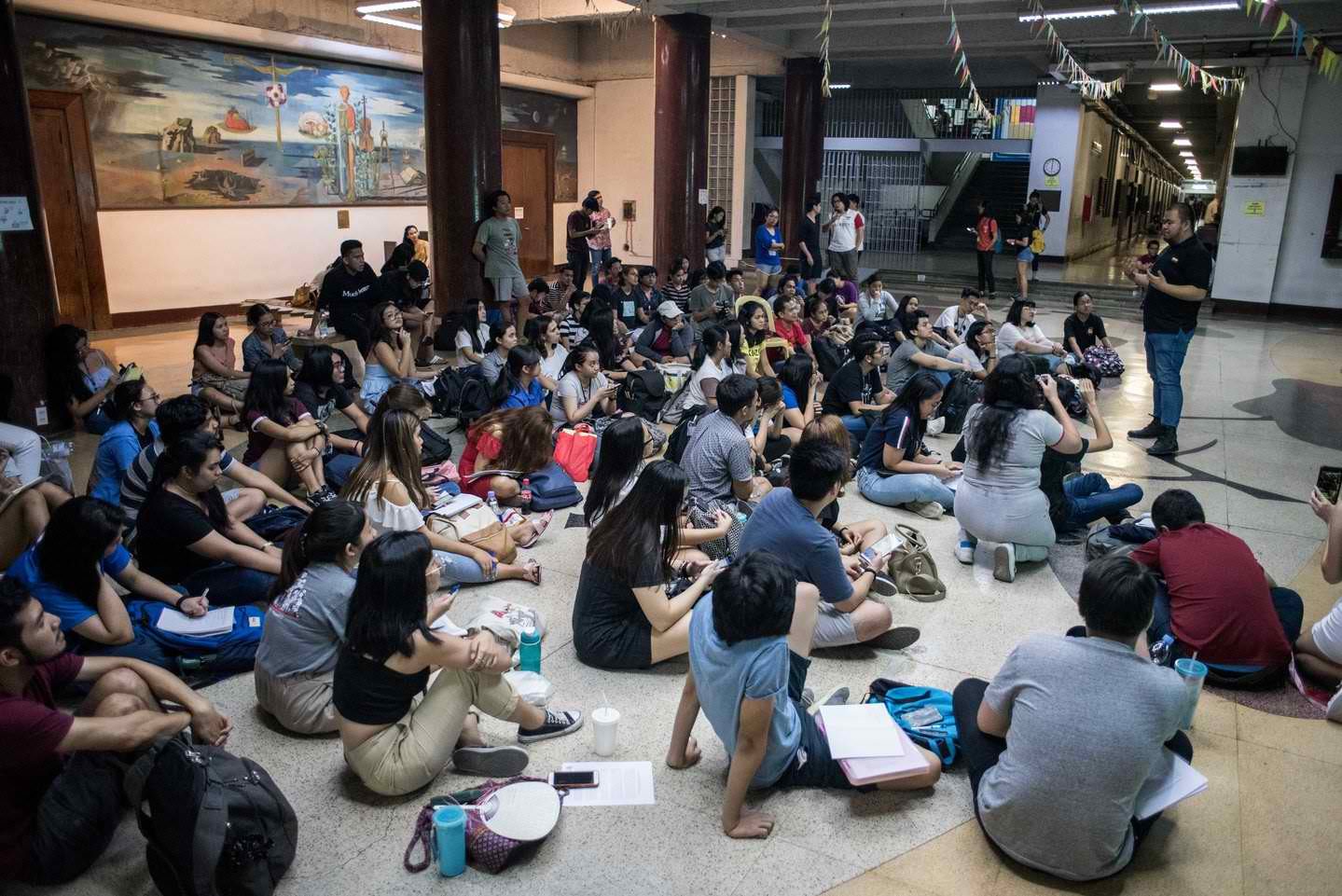 TIME TO LEARN. Students gather at the AS Lobby in UP during part 1 of the teach-in on Fraternities and Society. Photo by Lisa Marie David/Rappler 