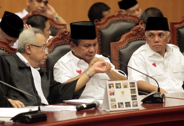 DEEP THOUGHT. Prabowo Subianto (C), lawyer M Mahendradatta (L), and Hatta Rajasa (R) during a hearing at the Constitutional Court on August 6, 2014. Photo by Bagus Indahono/EPA 
