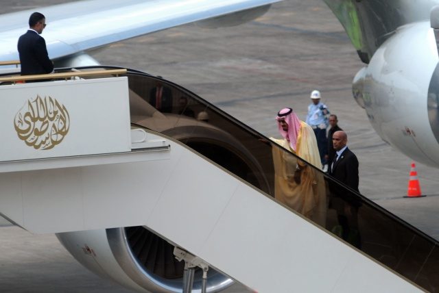 TINGGALKAN BALI. Raja Arab Saudi, Salman bin Abdulaziz al Saud (kedua kiri) menaiki pesawat di Bandar Udara I Gusti Ngurah Rai, Bali, Minggu, 12 Maret. Raja meninggalkan Pulau Bali usai berlibur di sana selama sembilan hari. Foto oleh Wira Suryantala/ANTARA 