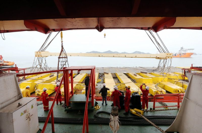 South Korea begins operation to lift sunken ferry