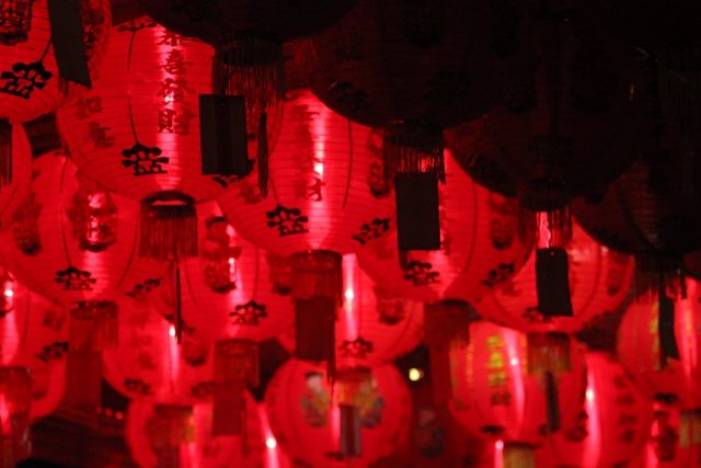 LAMPION. Pengelola Kuil Petak 9 sudah memasang lampion berwarna merah jelang perayaan tahun baru Imlek ke-2568. Foto oleh Diego Batara/Rappler 