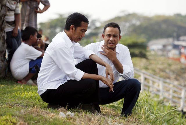 Menteri Pendidikan Anies Baswedan, kanan, saat menjadi penasihat Jokowi pada masa kampanye tahun lalu. Foto oleh EPA  