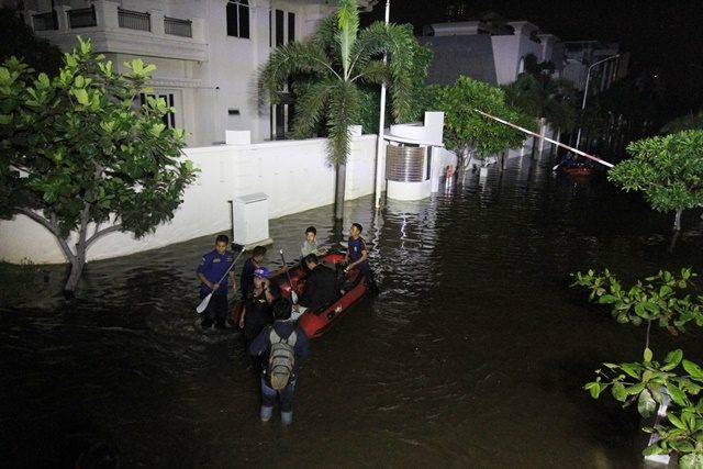 TANGGUNG JEBOL. Petugas melakukan evakuasi warga saat banjir yang menggenangi kawasan Perumahan Pantai Mutiara, Jakarta, Sabtu, 4 Juni. Foto oleh Reno Esnir/ANTARA 