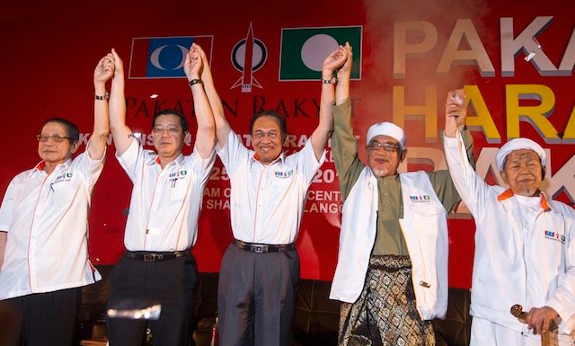Malaysia opposition averts rift as Islamic party toes line