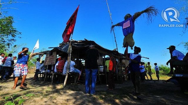WAITING FOR AGRARIAN RFORM. Farmer activists wait for the Department of Agrarian Reform to decide on disputed land Hacienda Luisita in Tarlac. File photo by Dax Simbol  