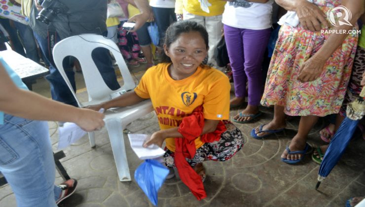 STILL SMILING. Alma Carisiosa of Barangay Victory Island is still optimistic that they'll pull through the darkest times of their lives. 