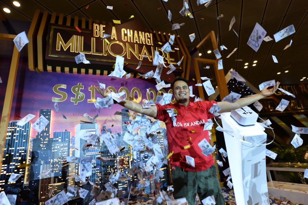 Ade Iskandar saat memenangi undian 1 juta dolar Singapura dari Bandara Changi. Foto dari Twitter/@ChangiAirport 