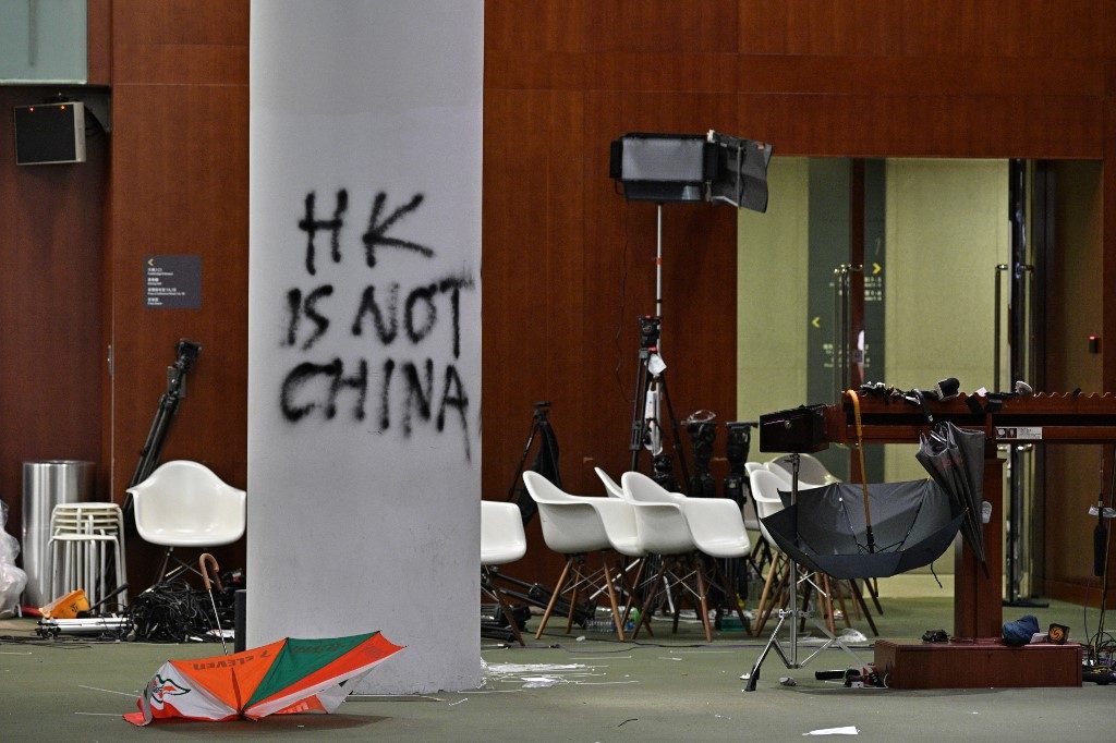 China, Britain wage war of words over Hong Kong