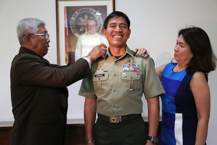 FAVORED. File photo of Defense Secretary Voltaire Gazmin pinning the third star of Army chief Lieutenant General Hernando Iriberri  