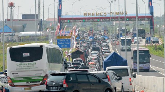 12 die in giant Indonesian traffic jam – official
