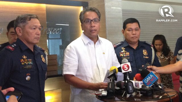 NCRPO chief Police Director Carmelo Valmoria (R), DILG chief Mar Roxas, and PNP chief Director General Alan Purisima during a media briefing at Camp Crame. File photo by Rappler