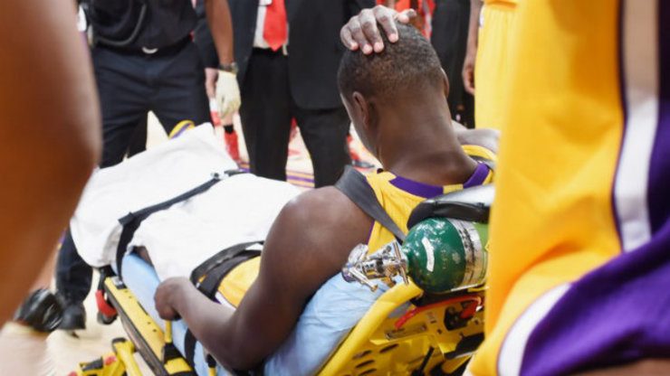 Lakers rookie Randle breaks leg in NBA debut