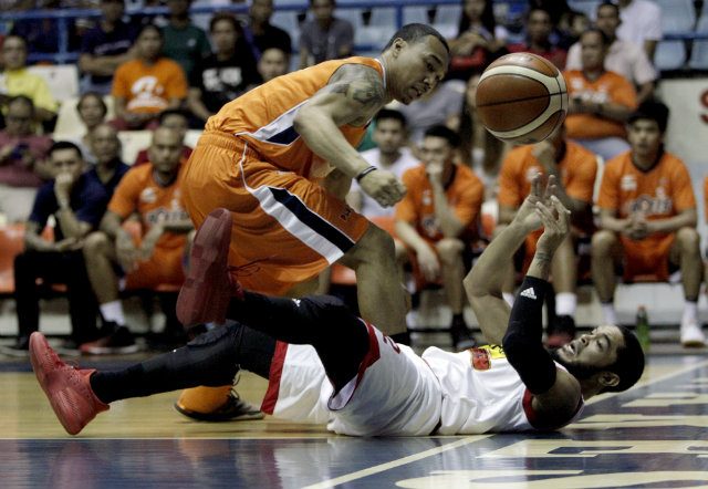TOUGH END. Meralco ends the Philippine Cup with a brutal 47-point loss to Star. Chris Newsome and Justin Melton are seen in this photo vying for the ball. Photo from PBA Images  