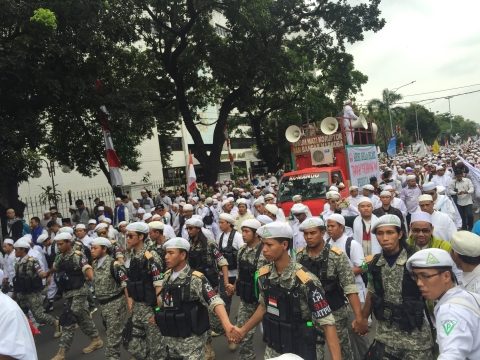TIGHT SECURITY. Security officials are deployed to ensure the rally remains peaceful. Photo by Zachary Lee/Rappler 