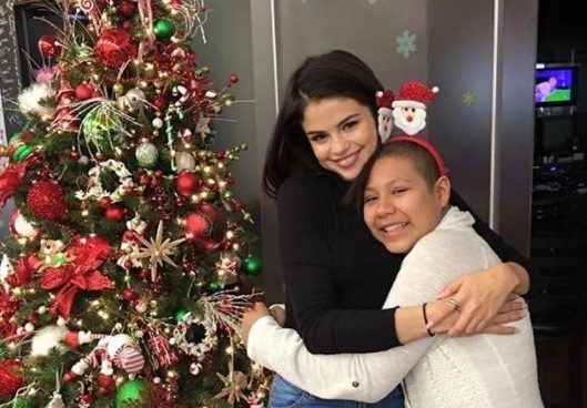 Selena Gomez berkunjung ke Cook Children's Medical Center di Texas pada hari sebelum Natal. Foto dari Instagram/@cookchildrensclz 