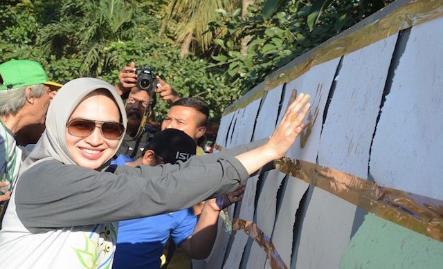 Wali Kota Tangerang Selatan Airin Rachmi Diany mengikuti peringatan Hari Peduli Sampah Nasional, Minggu, 22 Februari 2015. Foto dari Tangerangselatankota.go.id  