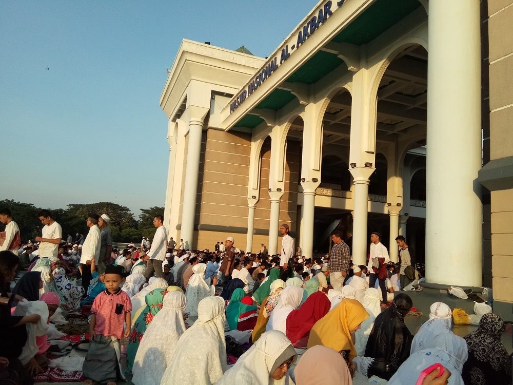RAMAI. Jemaah terlihat ramai menghadiri salat Idulfitri si Masjid Al Akbar Surabaya. Foto oleh Stella Azasya/IDN Times 