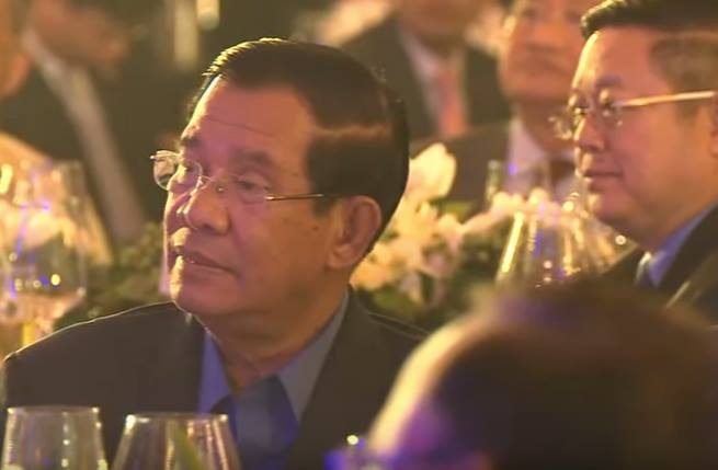 DINNER. Cambodian Prime Minister Hun Sen is welcomed through a dinner hosted by former president Gloria Macapagal Arroyo.  