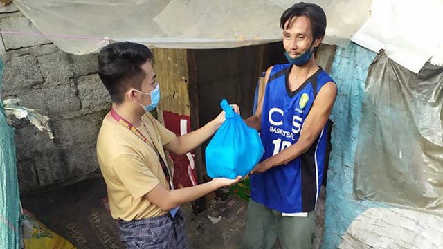 DISTRIBUTION. Payatas SK Chairman Lesther Pangilinan distributes relief goods supported by the efforts of 2KK Tulong sa Kapwa Kapatid Foundation. Photo courtesy of Pangilinan 