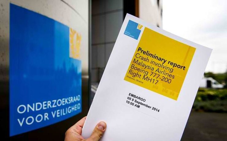 FINDINGS. A photo taken on September 9, 2014 shows a person holding the preliminary report 'Crash involving Malaysia Airlines Boeing 777-200 flight MH17' in front of the Dutch Safety Board (Onderzoeksraad voor Veiligheid, OVV) in The Hague. Koen Van Weel/ANP/AFP