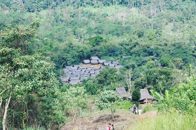 Pemandangan Desa Cibeo dari atas bukit. 