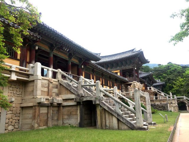 KUIL BUDHA. Kuil Bulguksa dicatat sebagai lokasi pertama di daftar Historic and Scenic Site pemerintah Korea Selatan. 