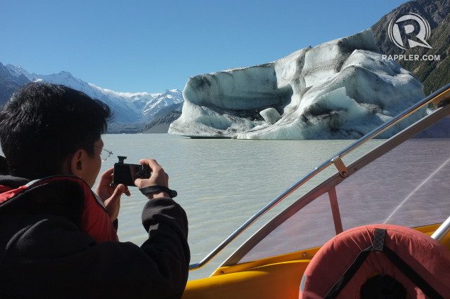 ICE 101. Tur ini akan membawa kamu mendekat ke gunung es yang sewaktu-waktu bisa runtuh, sehingga membutuhkan skill terbaik dari pemandu wisata dan pengemudi kapal. 