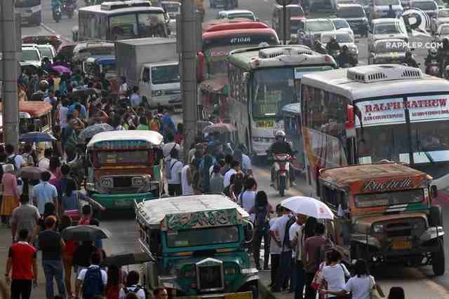 AUTOMOBILE NATION. Private vehicles and public utility vehicles share Commonwealth Avenue in Quezon City during rush hour. File photo by Joel Liporada/Rappler 
