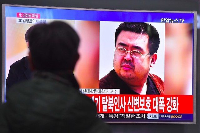 DIBUNUH. Seorang pria tengah menonton sebuah tayangan berita di televisi yang menampilkan berita mengenai saudara tiri Kim Jong-Un yakn 
