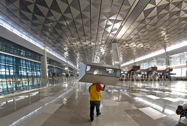 Pekerja membawa peralatan yang akan dipasang di Terminal 3 Ultimate, Bandara Internasional Soekarno Hatta, Tangerang, Banten, Senin, 1 Juni. Foto oleh Fanny Octavianus/ANTARA 