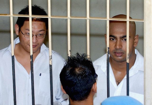 BALI NINE. Australian drug traffickers Andrew Chan (L) and Myuran Sukumaran (R) the ringleaders of the "Bali Nine" drug ring, are seen in a holding cell while awaiting court trial in Bali in 2006. File photo by AFP 