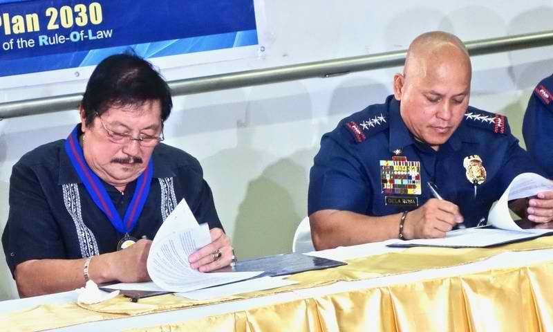 PNP, LRTA bring free rides for cops, women’s desks in stations