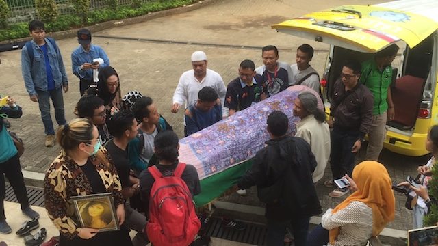 TIBA DI MASJID. Jenazah Yana Zein tiba di Masjid Baiturahman di wilayah Cinere, Jakarta Selatan, untuk disalatkan. Foto oleh Rappler  