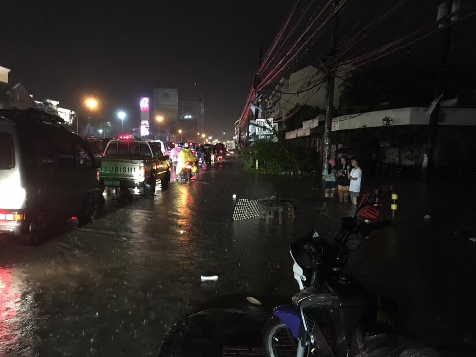 Heavy rain triggers floods in Bacolod