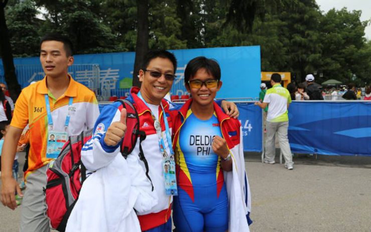 Vicky Deldio and her coach Anthony Lozada celebrate after the ‘heroic’ finish in the Triathlon event. Photo from Nicholas Chia