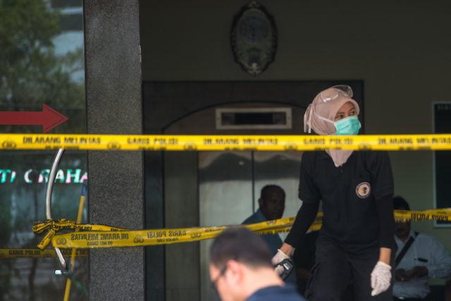 Petugas labfor melakukan olah TKP ledakan di area Gedung Multi Piranti Graha di Jalan Raden Inten II, Duren Sawit, Jakarta, 16 November 2015. Foto oleh Rosa Panggabean/Antara 