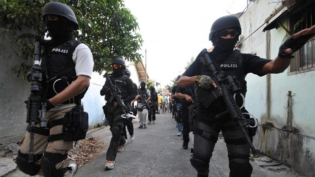 ANTI-TEROR. Detasemen Khusus Antiteror 88 melakukan investigasi di kawasan pemukiman di Solo, Jawa Tengah pada 2012. Foto oleh Anwar Mustafa/AFP   