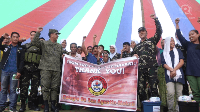 WATCH: Marawi generals spend time with evacuees, inspire the youth