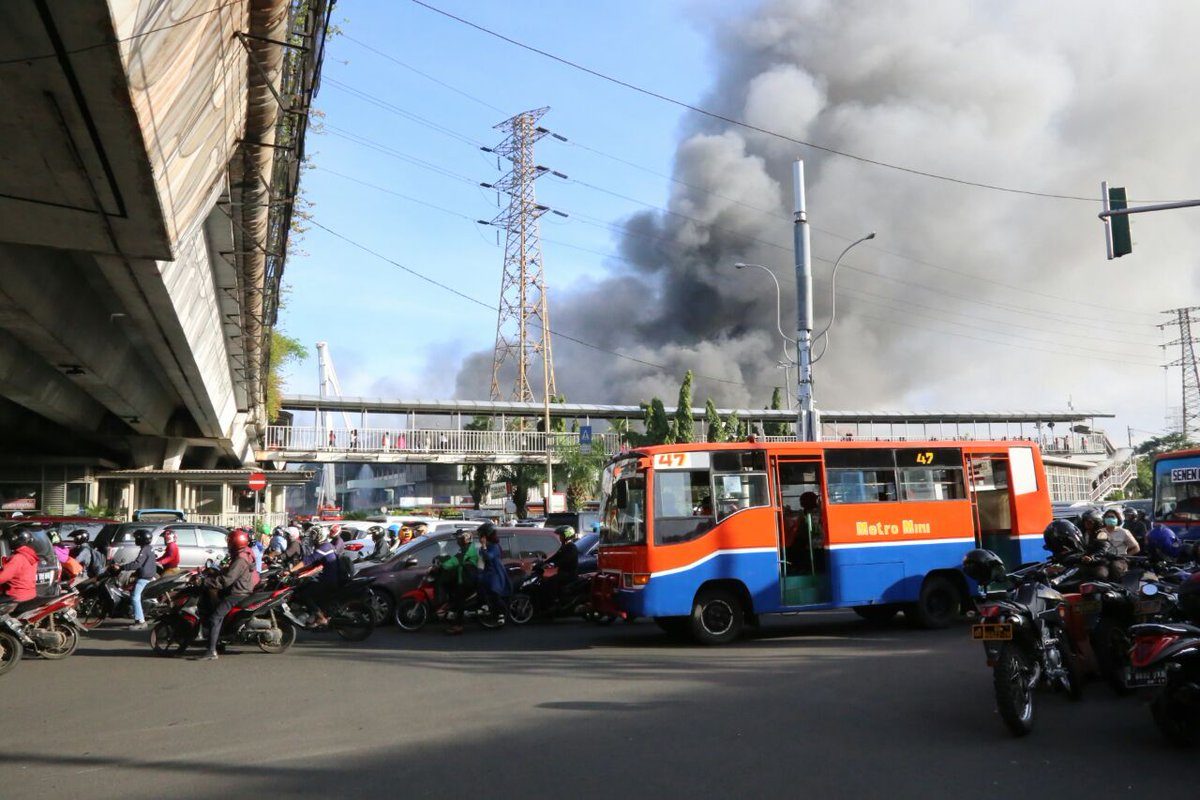 Pasar Senen terbakar, puluhan mobil pemadam dikerahkan