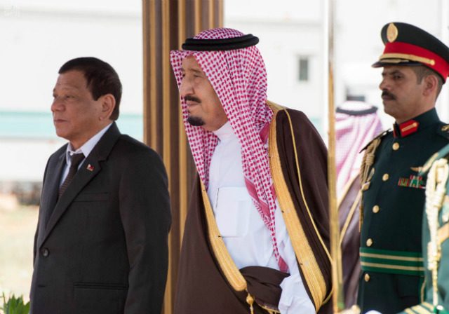 HEADS OF STATE. Saudi Arabia's King Salman receives Philippine President Rodrigo Duterte on April 11, 2017. Photo courtesy of the Saudi Press Agency 