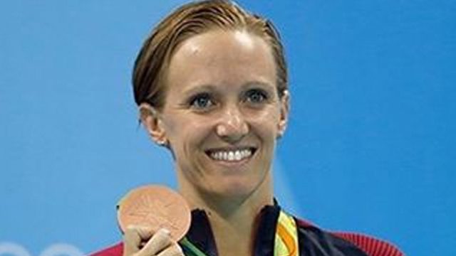Pregnancy can’t keep Olympic champ Vollmer from the pool